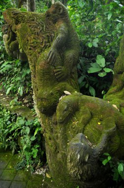 Sanat eseri ve oyulmuş antik tanrısal melek tanrı Mandala Suci Wenara Wana ya da Endonezya 'nın Bali kentindeki Ubud Kutsal Maymun Ormanı Sığınağı' ndaki Hindu heykelinin bale tanrısı.