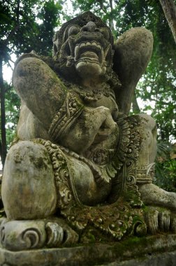 Sanat eseri ve oyulmuş antik tanrısal melek tanrı Mandala Suci Wenara Wana ya da Endonezya 'nın Bali kentindeki Ubud Kutsal Maymun Ormanı Sığınağı' ndaki Hindu heykelinin bale tanrısı.