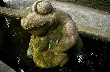 Sanat eseri ve oyulmuş antik tanrısal melek tanrı Mandala Suci Wenara Wana ya da Endonezya 'nın Bali kentindeki Ubud Kutsal Maymun Ormanı Sığınağı' ndaki Hindu heykelinin bale tanrısı.