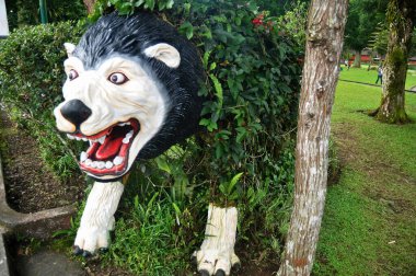 Ubud Sarayı bahçesinde heykel ve oyulmuş balina stili ya da Ubud 'daki Gianyar Regency, Endonezya' da bulunan Puri Saren Agung tarihi yapı kompleksi