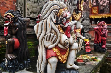 Endonezya, Bali 'de Bedugul yakınlarındaki Bratan' da Pura Ulun Danu Bratan veya Pura Bratan Hindu Şayit Şiva Tapınağı 'ndaki Antik İlahiyat Tanrısı balerin stili.