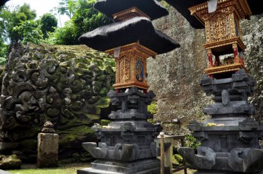 Goa Gajah Tapınağı ya da Fil Mağarası 'nın iç tasarımı ve antik dekorasyon. Endonezya' nın Bali kentindeki Ubud şehrinde seyahat eden insanlar için önemli Hindu arkeolojik alanı.