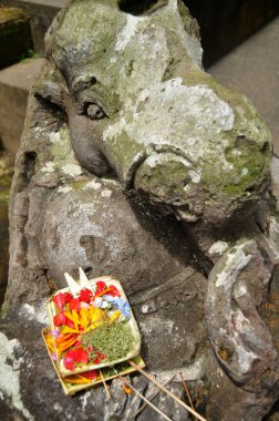 Sanat eseri ve oyulmuş antik ilah melek tanrısı Hindu heykeli bale stili ve Endonezya 'nın Bali kentindeki Ubud kasabasındaki Pura binasını harap ediyor.