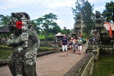 BALI, INDONEZYA - 24 Mart 2018 'de Endonezya' nın Bali kentinde bulunan Pura Taman Ayun veya Mengwi Tapınağı 'nda Hint heykeli bale tanrısı sanat heykeli ve oyulmuş antik tanrısal melek