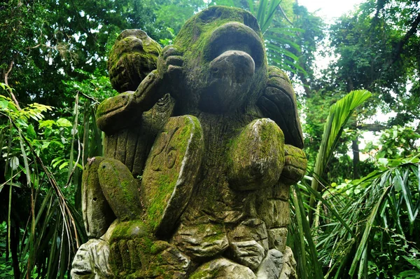 印度尼西亚巴厘岛乌布迪尔市Mandala Suci Wenara Wana或Ubud Sacred Monkey森林保护区中的艺术雕塑和雕刻的古神天使神 — 图库照片