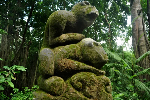 印度尼西亚巴厘岛乌布迪尔市Mandala Suci Wenara Wana或Ubud Sacred Monkey森林保护区中的艺术雕塑和雕刻的古神天使神 — 图库照片