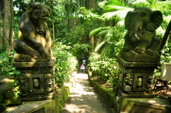 印度尼西亚巴厘岛乌布迪尔市Mandala Suci Wenara Wana或Ubud Sacred Monkey森林保护区中的艺术雕塑和雕刻的古神天使神 — 图库照片