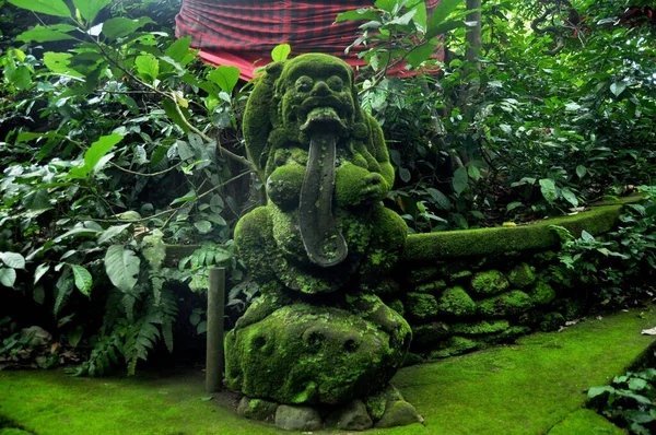 インドネシア バリ島のウブド市にあるマンダラ ヴェンナラ ワナやウブド神聖な猿の森保護区では 彫刻や彫刻の古代の神エンジェル ゴッド ヒンドゥ像バリニーズスタイル — ストック写真