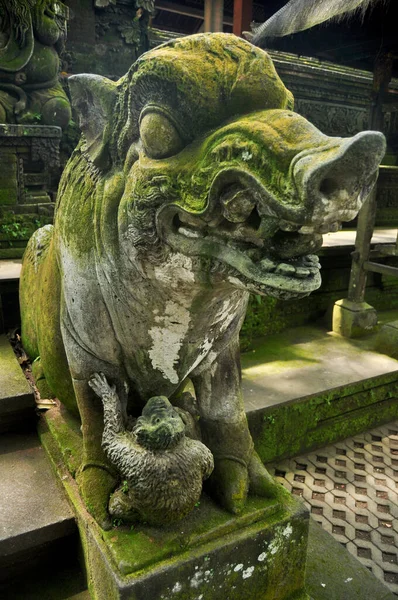 Konstskulptur Och Snidad Antik Gudom Ängel Gud Hindu Staty Balinesisk — Stockfoto