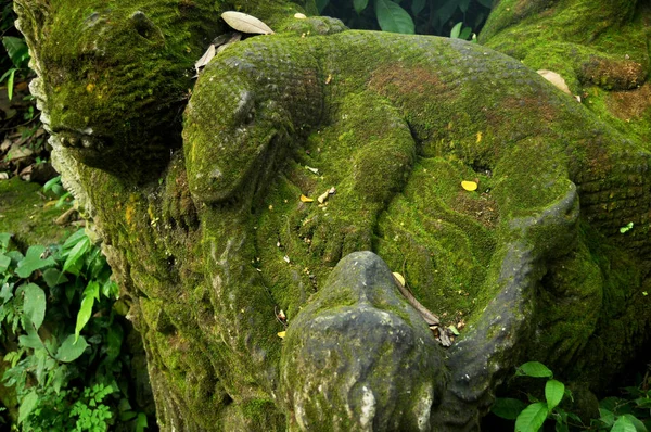 印度尼西亚巴厘岛乌布迪尔市Mandala Suci Wenara Wana或Ubud Sacred Monkey森林保护区中的艺术雕塑和雕刻的古神天使神 — 图库照片