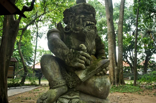 Kunstsculptuur Gesneden Antieke Godheid Engel God Van Hindoe Standbeeld Balinese — Stockfoto