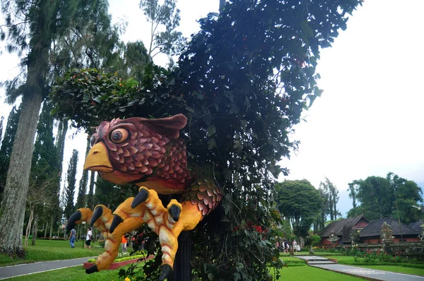 位于印度尼西亚巴厘岛贾亚尔县乌布德的乌布德宫或普里沙伦阿贡历史建筑群花园中的雕塑和雕刻园艺巴厘风格 — 图库照片