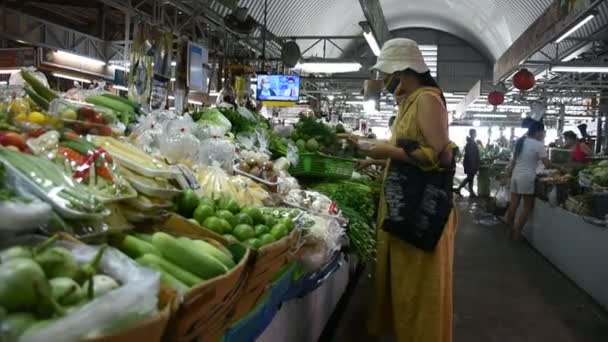 泰国新德里11月21日电 2020年5月21日在泰国农塔布里 泰国妇女佩戴口罩 从当地市场的商贩杂货店购买食品和蔬菜水果 — 图库视频影像