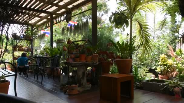 泰国人和外国游客在泰国Nakhon Pathom咖啡店露天露台外设计园艺和装饰家具 — 图库视频影像