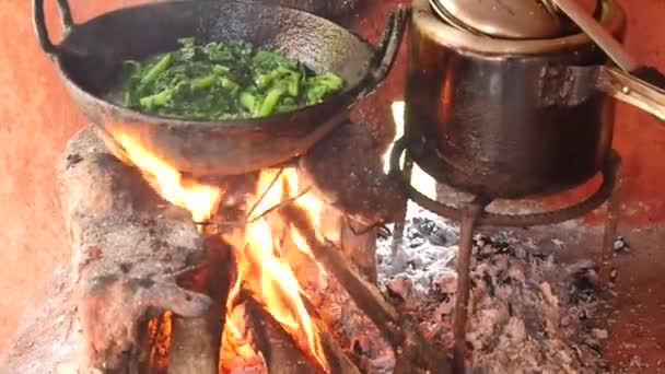 Κάτοικοι Του Νεπάλ Χρησιμοποιούν Ρετρό Μαγειρικά Σκεύη Μαγειρέματος Στο Τοπικό — Αρχείο Βίντεο