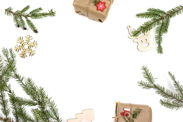 Composição de Natal. presente, cobertor de malha, cones de pinho, abeto b — Fotografia de Stock