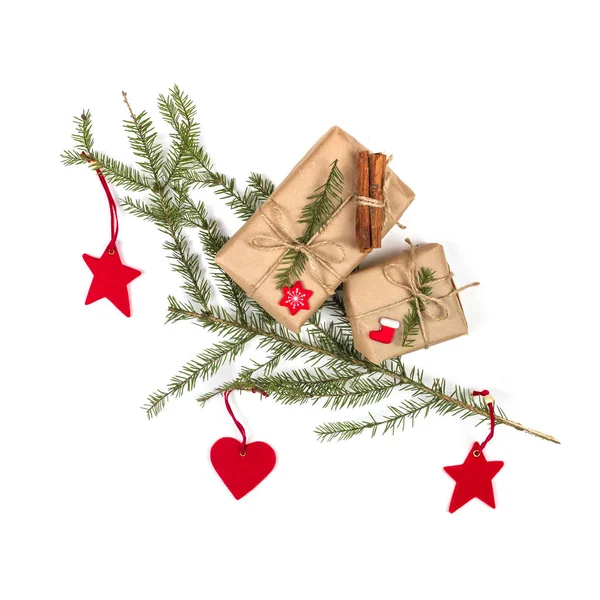 Composição de Natal. presente, cobertor de malha, cones de pinho, abeto b — Fotografia de Stock