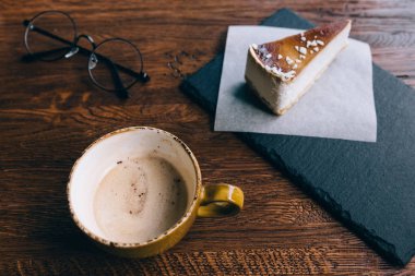 Tahta bir masada cheesecake. Üst görünüm, düz uzanma