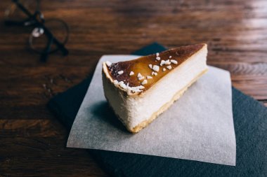 Tahta bir masada cheesecake. Üst görünüm, düz uzanma
