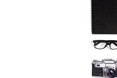 Masaüstü not defteri, gözlük ve kalem. Üstten Görünüm, düz yatıyordu