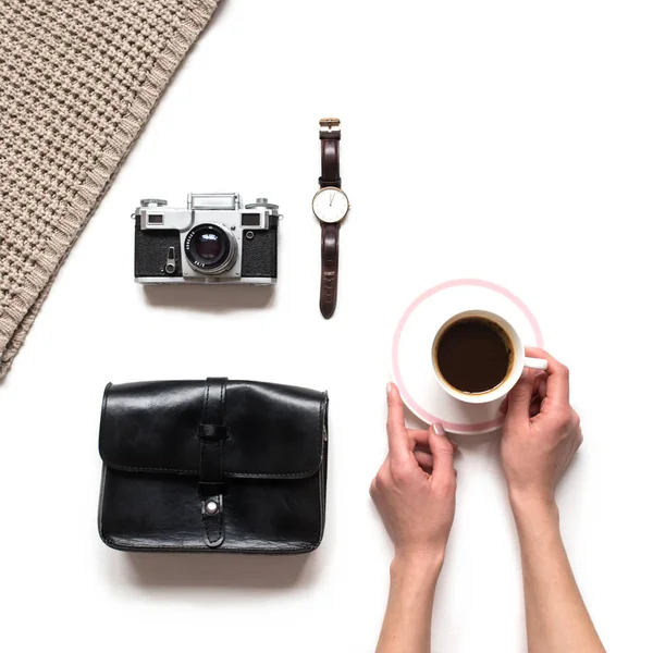 커피 잔을 들고 있는 소녀의 손. 위에서 내려다 본 평평 한 모습. — 스톡 사진
