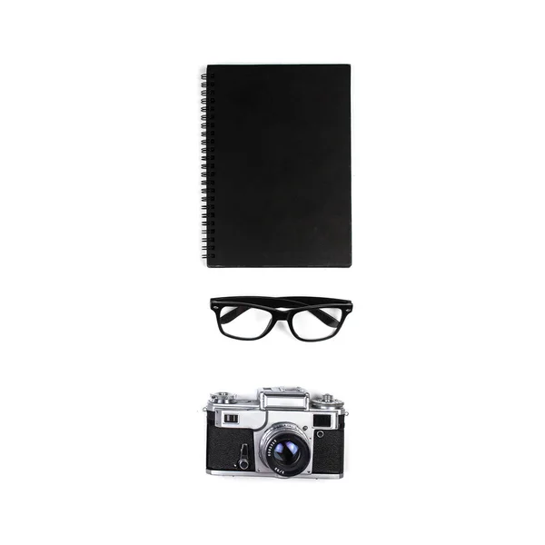 Notebook desktop, occhiali e penna. vista dall'alto, posizione piatta — Foto Stock