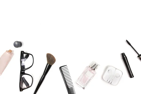 Kadın giyim koleksiyonu beyaz arka plan izole. Üstten Görünüm, düz yatıyordu