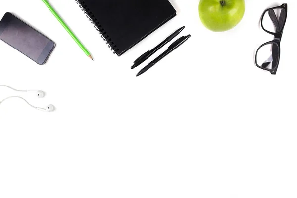 Mesa de oficina con vasos, notebook, bolígrafo y teléfono. Puesta plana —  Fotos de Stock