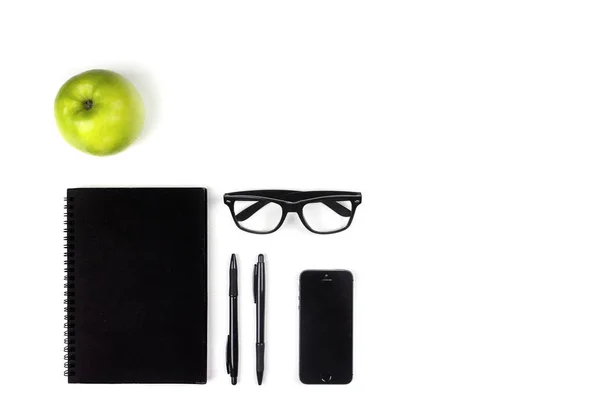 Mesa de escritório com óculos, caderno, caneta e telefone. Depósito plano — Fotografia de Stock