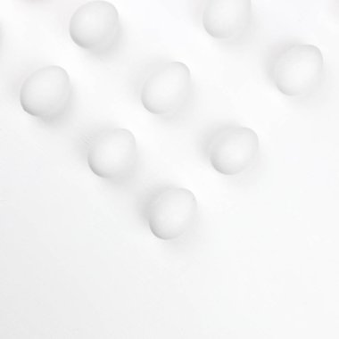 Beyaz arka plan üzerinde izole yumurta. Üstten Görünüm, düz yatıyordu