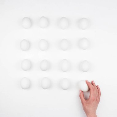 Beyaz arka plan üzerinde izole yumurta. Üstten Görünüm, düz yatıyordu