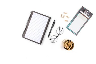 Beyaz ofis resepsiyon masası ile bir sürü şey üstünde o. Üstten Görünüm zekâ