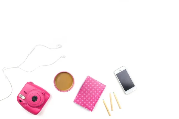 Acessórios de moda das senhoras. Telefone, notebook, fones de ouvido, café , — Fotografia de Stock