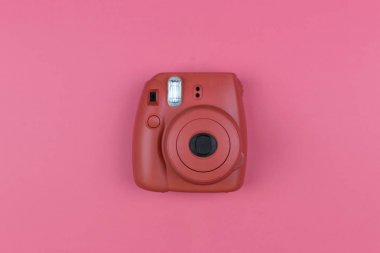 Kamera pembe bir arka plan üzerinde. Üstten Görünüm, düz yatıyordu