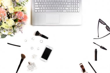 Düz yatıyordu, en iyi görünümü office tablo Resepsiyon. Boya fırçası ile çalışma alanı,