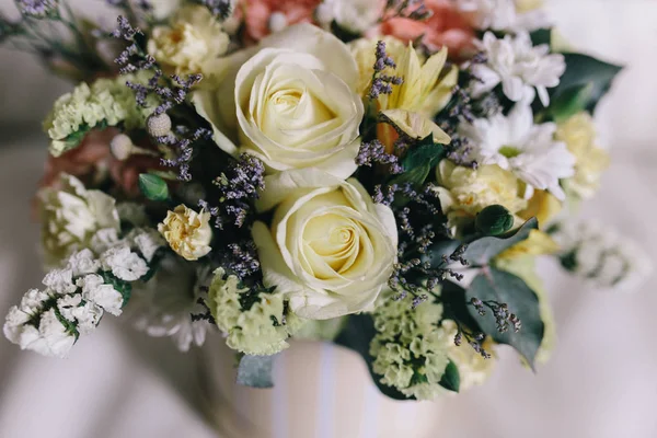 Hermoso arreglo floral en una caja de sombreros —  Fotos de Stock