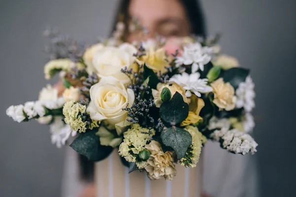 Mujer florista haciendo una hermosa composición de flores en una flor sho —  Fotos de Stock