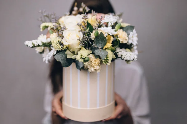 Mujer florista haciendo una hermosa composición de flores en una flor sho —  Fotos de Stock