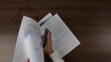 belgeleri okuyan kız.