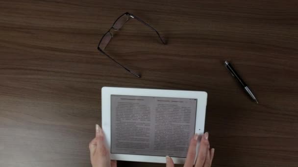 Tablet v ženských rukou, Žena čte. — Stock video