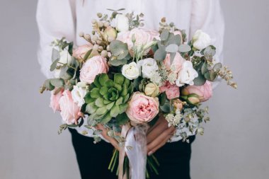 Çiçekçi iş başında. Zengin buket farklı renk ve çiçek olun. B