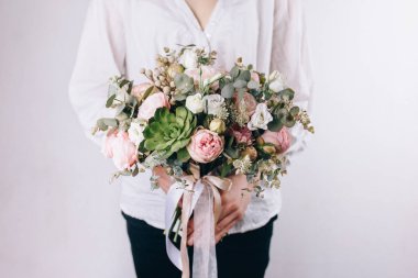 Çiçekçi iş başında. Zengin buket farklı renk ve çiçek olun. B