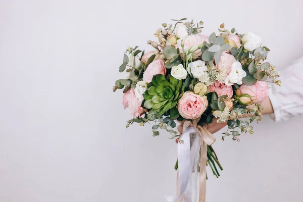 Hermoso ramo en las manos de una floristería —  Fotos de Stock