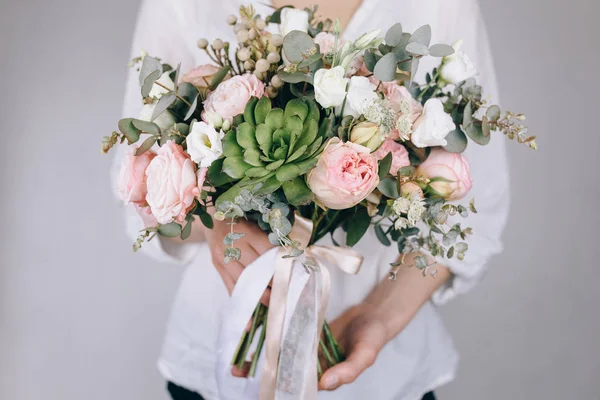 Florista en el trabajo. Hacer rico ramo de diferentes colores y flores. B) —  Fotos de Stock