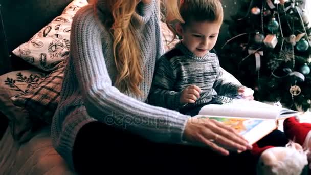Mãe e menino lendo um livro — Vídeo de Stock