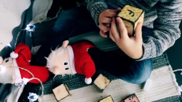 Chico jugando con cubos en la habitación — Vídeos de Stock