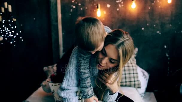 Moeder spelen met haar zoon — Stockvideo