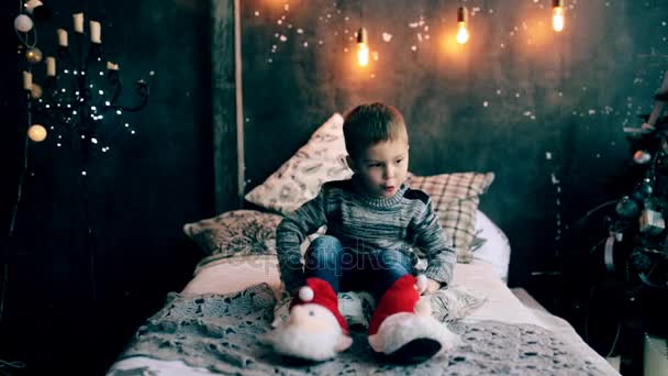 Μικρό αγόρι παίζει στο κρεβάτι στα Χριστούγεννα — Αρχείο Βίντεο