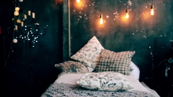 Petit garçon jouant sur le lit à Noël — Video