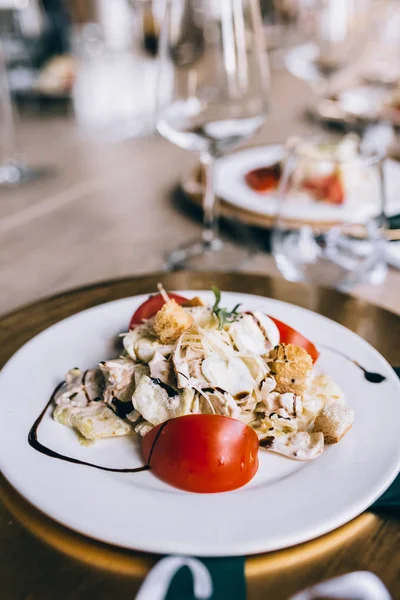 Tavuklu Sezar salata. Sezar salatası ile plaka üzerinde ızgara tavuk